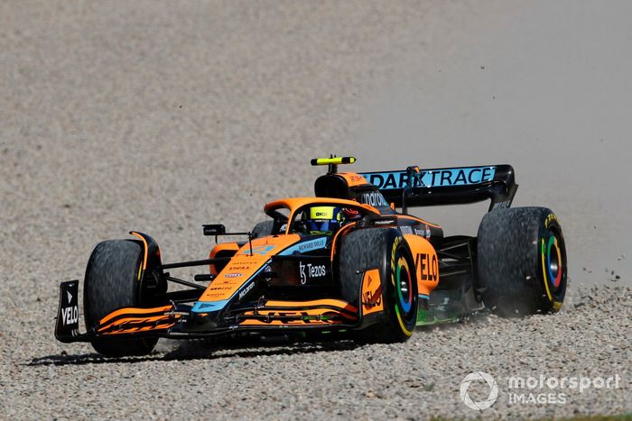 Lando Norris, McLaren MCL36, en la grava