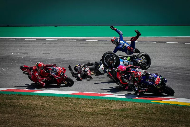 L'accident entre Takaaki Nakagami, Álex Rins et Pecco Bagnaia
