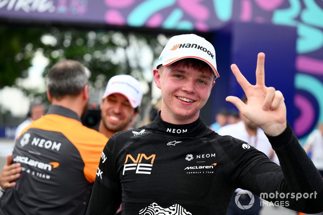 El tercer clasificado, Taylor Barnard, del equipo NEOM McLaren de Fórmula E, levanta la mano en señal de celebración.