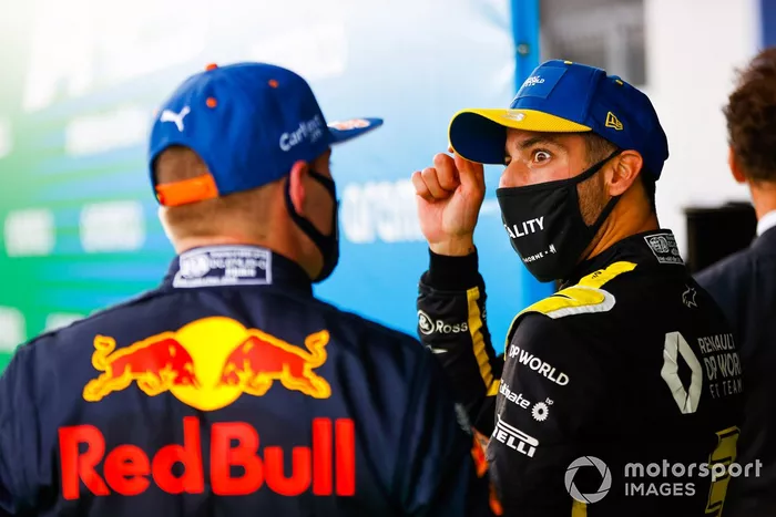 Max Verstappen, Red Bull Racing, 2ª posición, y Daniel Ricciardo, Renault F1, 3ª posición, en Parc Ferme