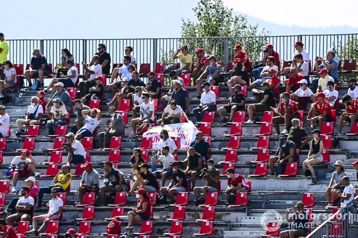 Fans en las tribunas