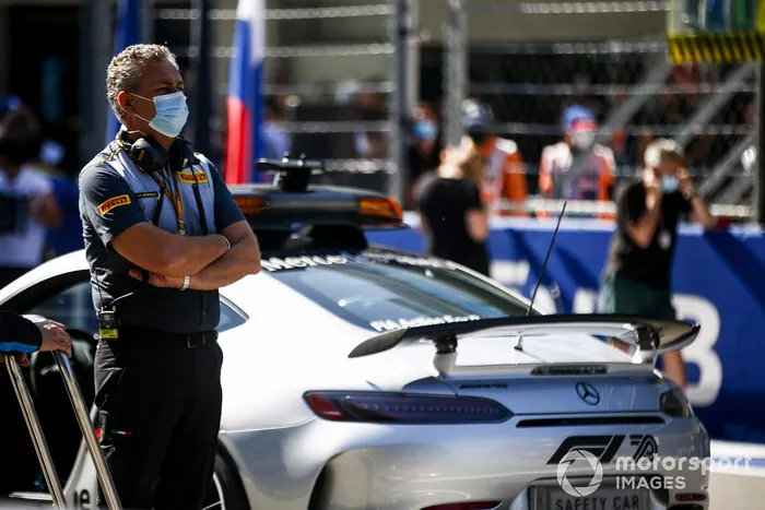 Mario Isola, director de carreras de Pirelli Motorsport, en la parrilla de salida