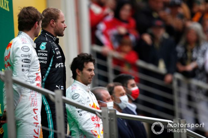 Podio: segundo lugar Max Verstappen, Red Bull Racing, ganador Valtteri Bottas, Mercedes, tercer lugar Sergio Pérez, Red Bull Racing