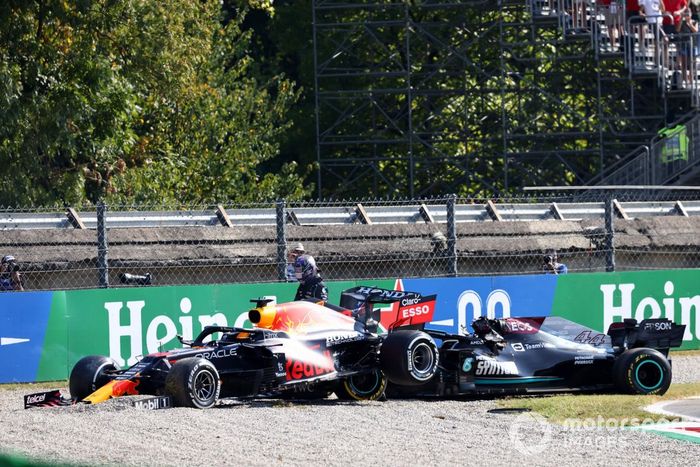 Lewis Hamilton, Mercedes, se aleja de su coche tras chocar con Max Verstappen, Red Bull Racing RB16B