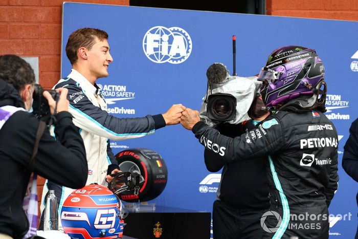 George Russell (185 cm) y Lewis Hamilton (174 cm), pilotos de Mercedes.