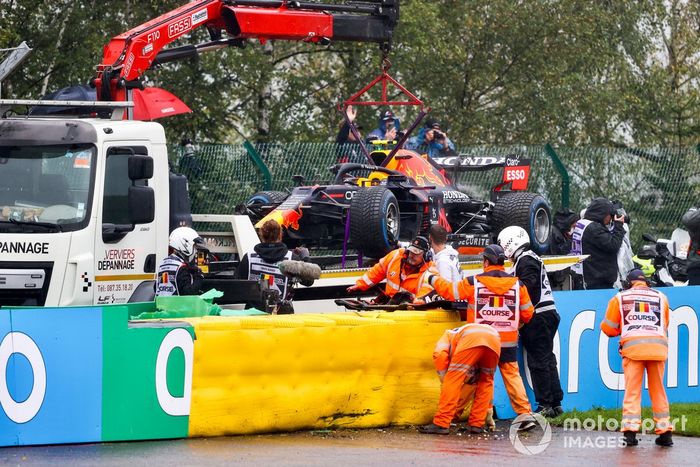 Los comisarios retiran el coche de Sergio Pérez, Red Bull Racing RB16B, tras su accidente