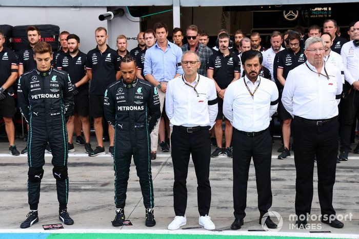 George Russell, Mercedes AMG, Lewis Hamilton, Mercedes AMG, Stefano Domenicali, director general de la Fórmula 1, Mohammed bin Sulayem, presidente de la FIA, Ross Brawn, director general de deportes de motor de la FOM, junto con el equipo Mercedes en el homenaje a Su Majestad la Reina