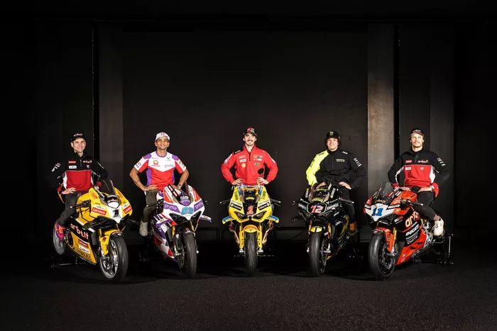 Pilotos Ducati con la Panigale V4 2023 Racing Replica