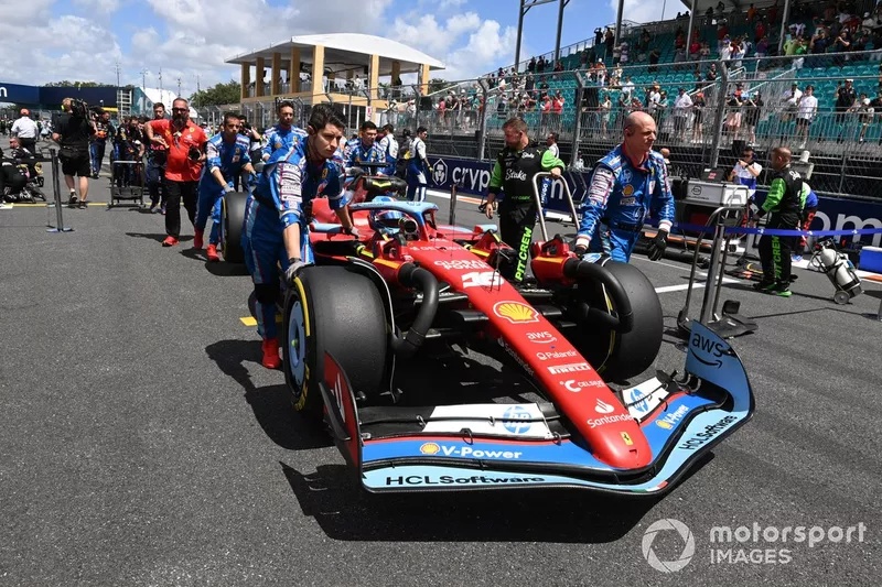 Les mécaniciens amènent Charles Leclerc, Ferrari SF-24, sur la grille de départ