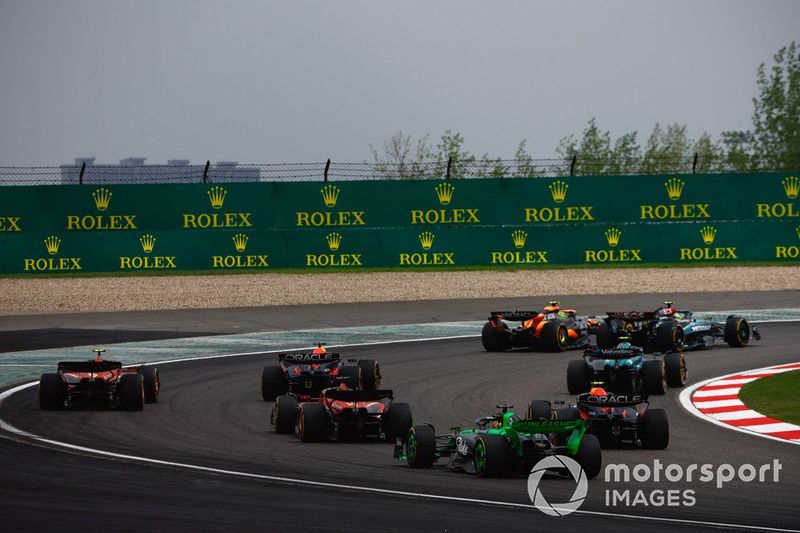 Lewis Hamilton, Mercedes F1 W15, Lando Norris, McLaren MCL38, Fernando Alonso, Aston Martin AMR24, Max Verstappen, Red Bull Racing RB20, il resto dello schieramento alla partenza della Sprint