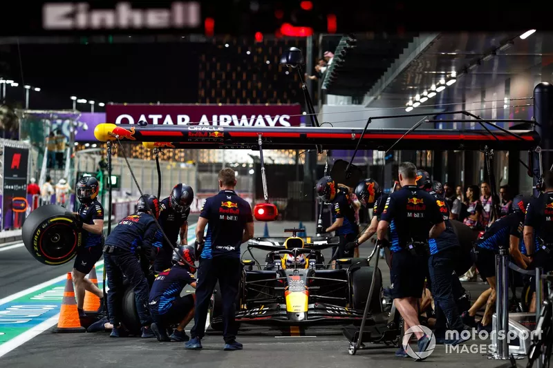 Max Verstappen, Red Bull Racing RB20, nella corsia dei box