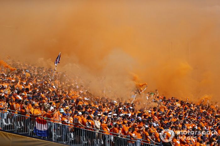 Los hinchas holandeses tiñen el aire de naranja con bengalas de humo