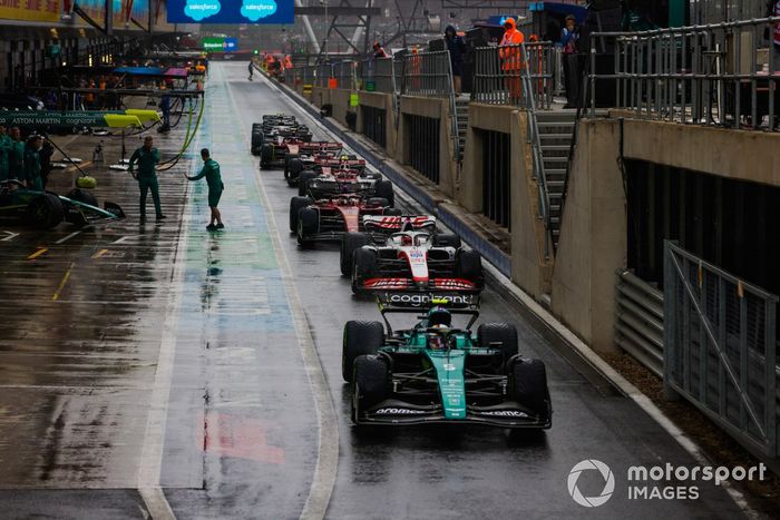 Sebastian Vettel, Aston Martin AMR22, salida de los boxes