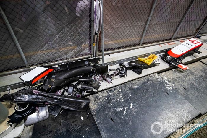 Restos del accidente de Mick Schumacher, Haas VF-22, en la pista