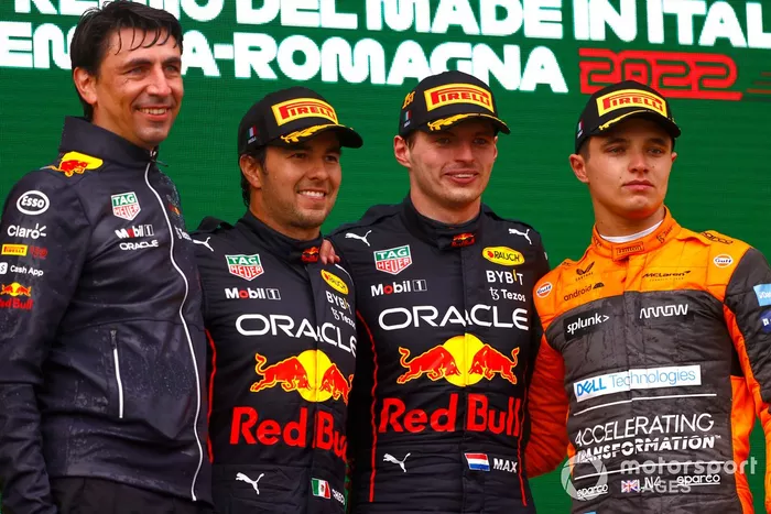 Podio: segundo lugar Sergio Pérez, Red Bull Racing, ganador Max Verstappen, Red Bull Racing, tercer lugar, Lando Norris, McLaren 