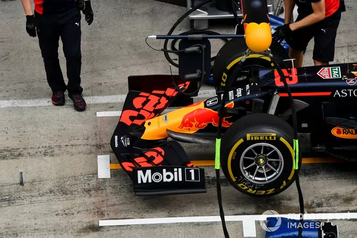 Alerón delantero del coche de Alex Albon, Red Bull Racing RB16