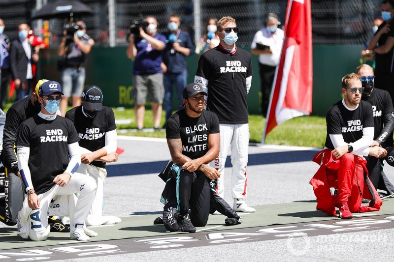 Nicholas Latifi, Williams Racing, George Russell, Williams Racing, Lewis Hamilton, Mercedes-AMG Petronas F1, Sebastian Vettel, Ferrari,  arrodillados en apoyo de la campaña Black Lives Matter