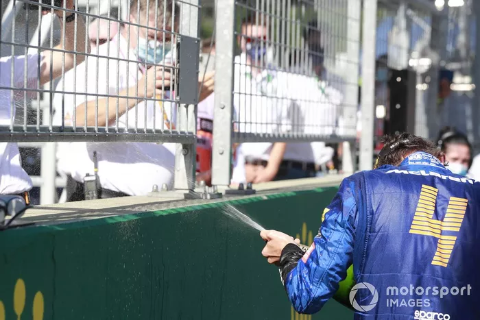 Podio: tercer lugar Lando Norris, McLaren celebra