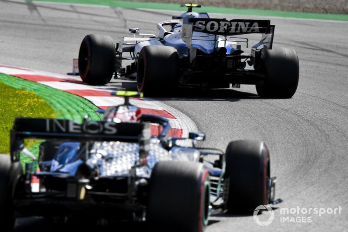 Nicholas Latifi, Williams FW43, Valtteri Bottas, Mercedes F1 W11 EQ Performance