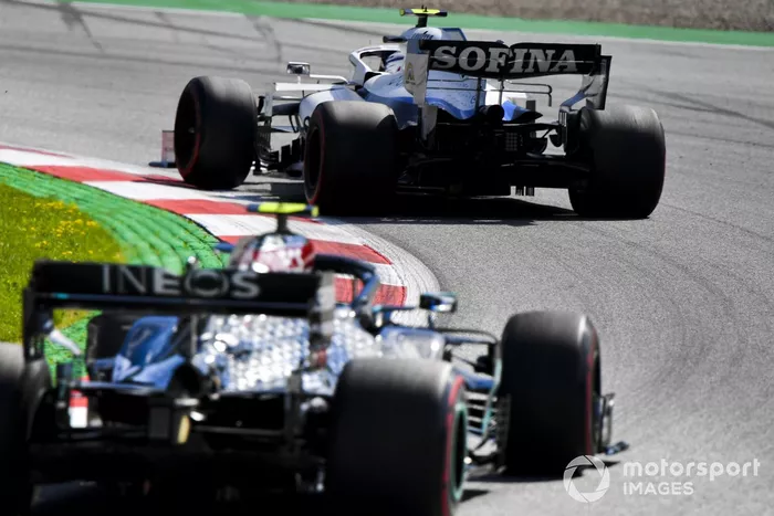 Nicholas Latifi, Williams FW43, precede Valtteri Bottas, Mercedes F1 W11 EQ Performance