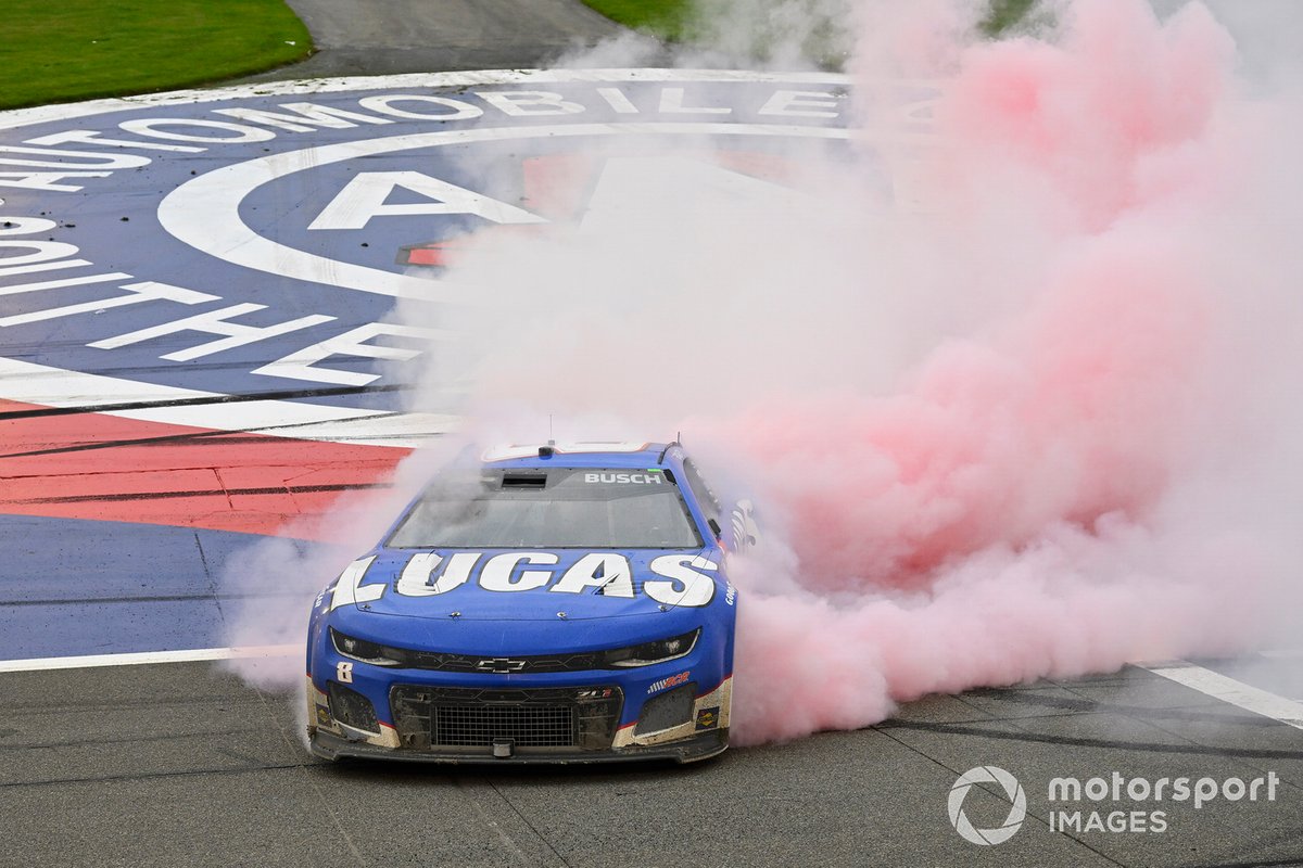 Race winner Kyle Busch, Richard Childress Racing, Chevrolet Camaro