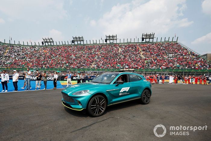 Coche médico Aston Martin DBX 