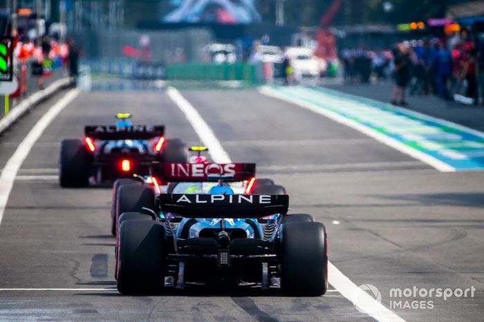 Jack Doohan, Alpine A522, Lewis Hamilton, Mercedes W13, Fernando Alonso, Alpine A522, en el pit lane