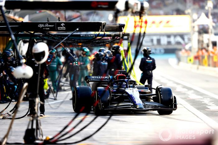 Alex Albon, Williams FW44, sale de boxes tras una parada