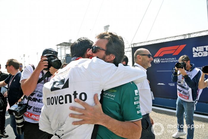 Fernando Alonso, Aston Martin F1 Team, celebra con el ganador de la F3 en Bahrein, Pepe Martí, Campos Racing