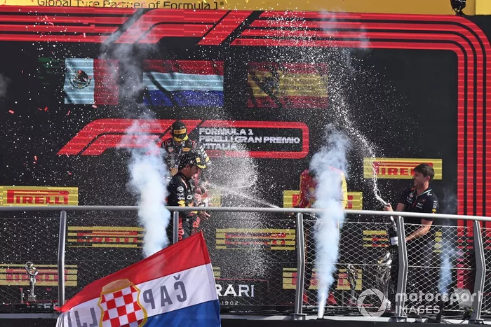 Sergio Pérez, Red Bull Racing, 2ª posición, Max Verstappen, Red Bull Racing, 1ª posición, Carlos Sainz, Scuderia Ferrari, 3ª posición, celebran en el podio con Champán.