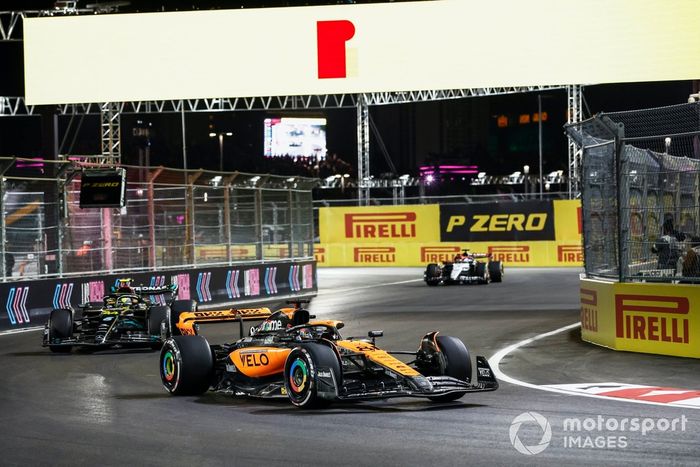 Oscar Piastri, McLaren MCL60, Lewis Hamilton, Mercedes F1 W14, Daniel Ricciardo, AlphaTauri AT04