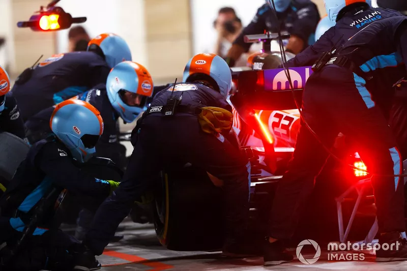 Alex Albon, Williams FW45, effettua una sosta ai box