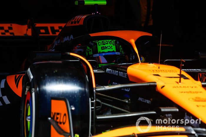 Lando Norris, McLaren MCL38, sale del garaje