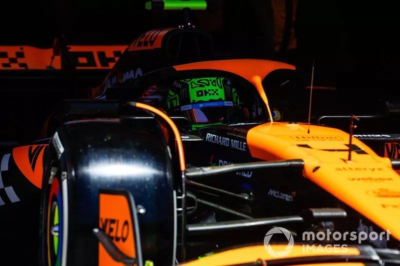 Lando Norris, McLaren MCL38, sort du garage