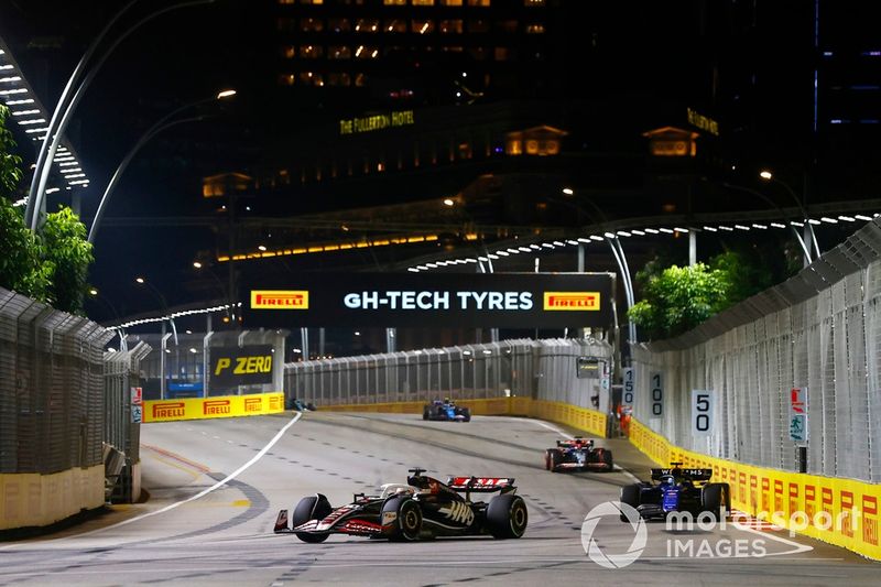 Kevin Magnussen, Haas VF-24, Alex Albon, Williams FW46 