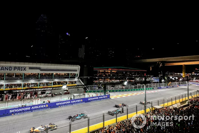 Lando Norris, McLaren MCL38, Max Verstappen, Red Bull Racing RB20, Lewis Hamilton, Mercedes F1 W15, George Russell, Mercedes F1 W15, Oscar Piastri, McLaren MCL38, en la salida.