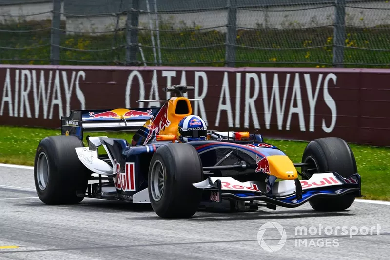David Coulthard conduit la Red Bull RB1 de 2005 lors d'une parade des légendes.