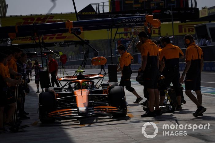 Lando Norris, McLaren MCL38, en boxes