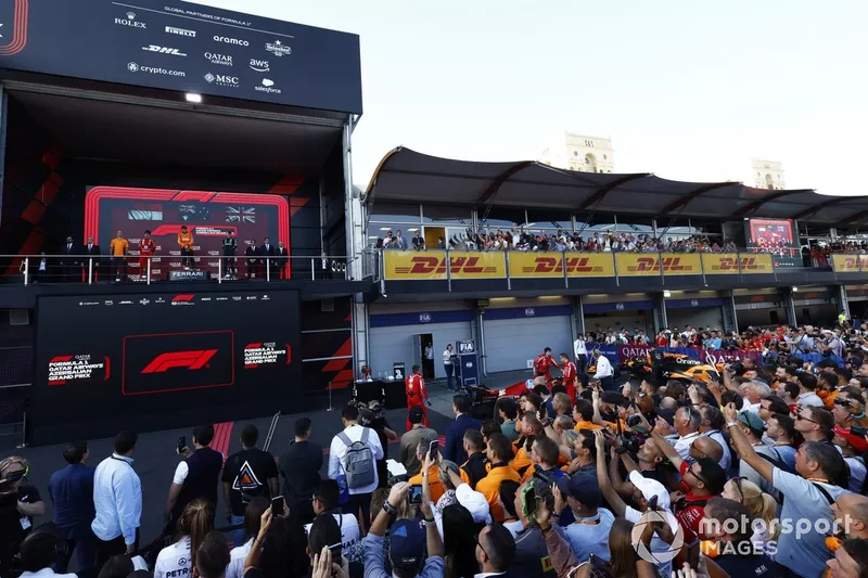 Les membres de l'équipe regardent Oscar Piastri, McLaren F1 Team, 1ère position, Charles Leclerc, Scuderia Ferrari, 2ème position, George Russell, Mercedes-AMG F1 Team, 3ème position, Tom Stallard, Race Engineer, McLaren F1 Team.