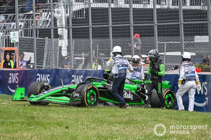 Los comisarios retiran el coche de Zhou Guanyu, Stake F1 Team Kick Sauber C44, tras chocar durante los entrenamientos libres. 