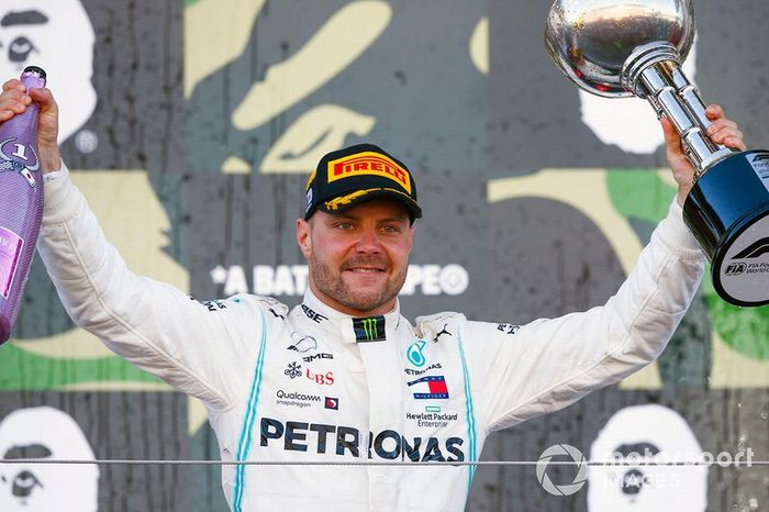 Podio: ganador Valtteri Bottas, Mercedes AMG F1