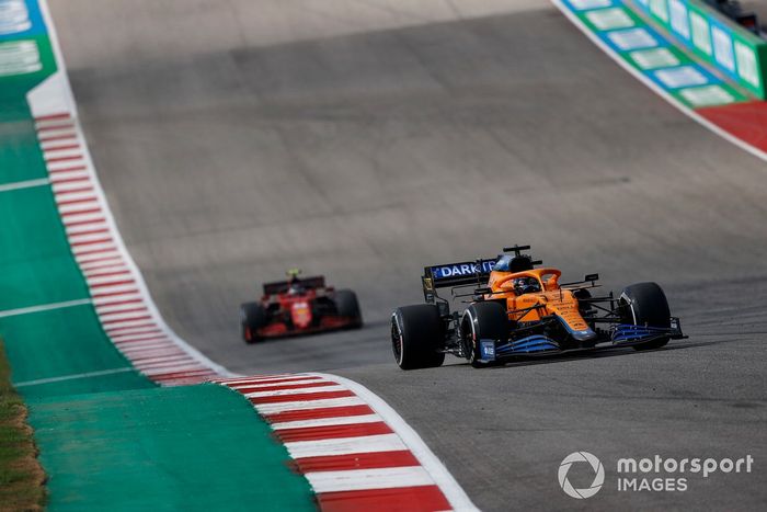 Daniel Ricciardo, McLaren MCL35M, Carlos Sainz Jr., Ferrari SF21