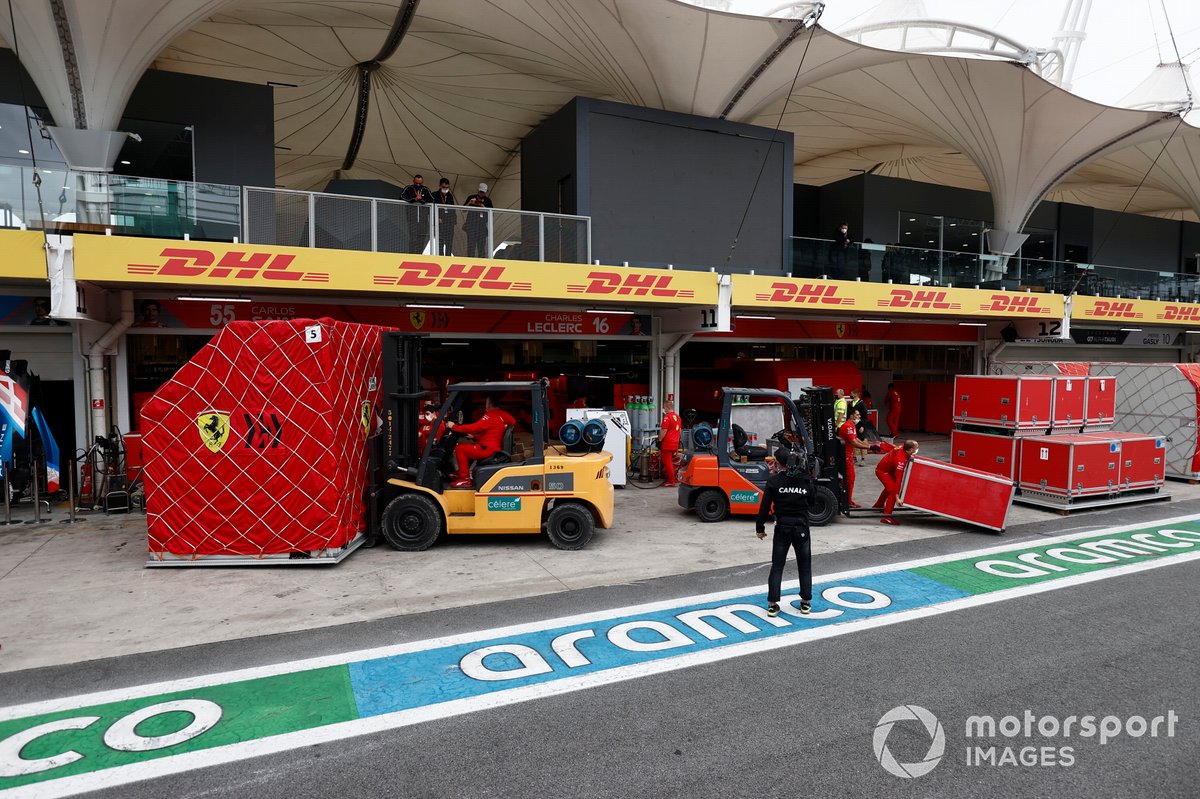 Llegada de cargamento al pitlane.