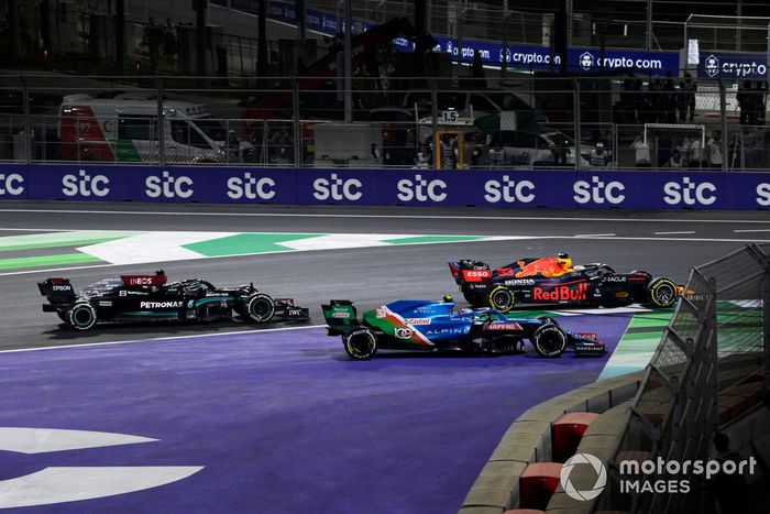 Max Verstappen, Red Bull Racing RB16B, Esteban Ocon, Alpine A521, Lewis Hamilton, Mercedes W12