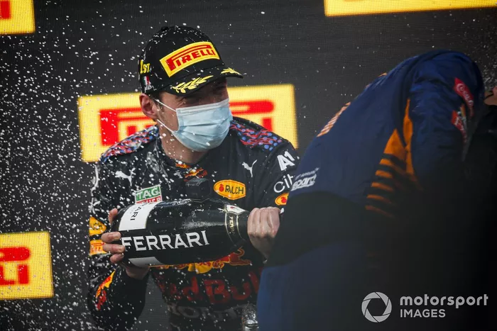 Podio: ganador Max Verstappen, Red Bull Racing