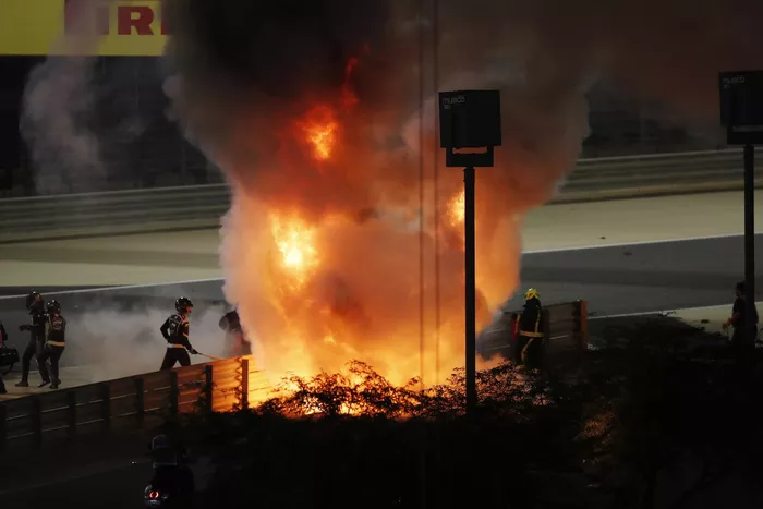El monoplaza de Romain Grosjean, Haas VF-20 en llamas
