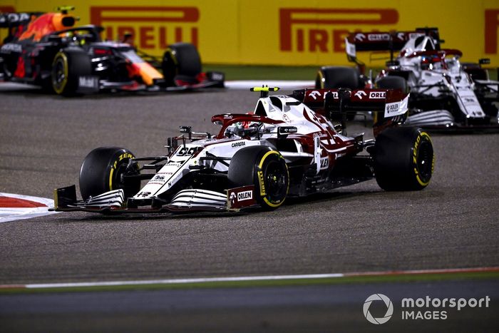 Antonio Giovinazzi, Alfa Romeo Racing C41, Kimi Raikkonen, Alfa Romeo Racing C41, Sergio Pérez, Red Bull Racing RB16B