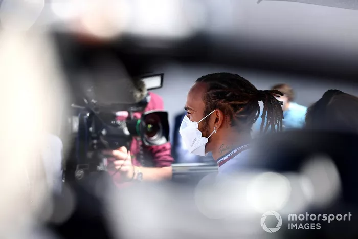 Lewis Hamilton, Mercedes, habla con los medios