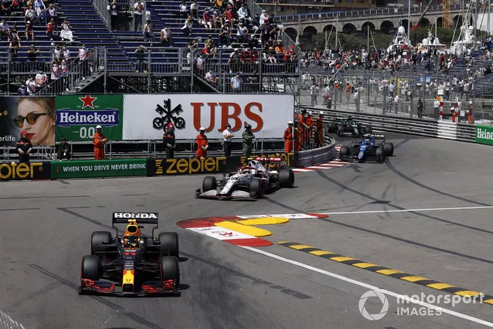 Sergio Pérez, Red Bull Racing RB16B, Antonio Giovinazzi, Alfa Romeo Racing C41