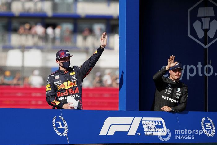 Primer lugar de la carrera Sprint Max Verstappen, Red Bull Racing y el tercer lugar Valtteri Bottas, Mercedes
